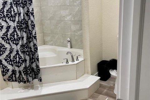 House in Miami, Florida 3 bedrooms, 124.49 sq.m. № 1819792 - photo 13
