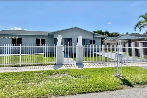 House in Miami, Florida 3 bedrooms, 124.49 sq.m. № 1819792 - photo 1