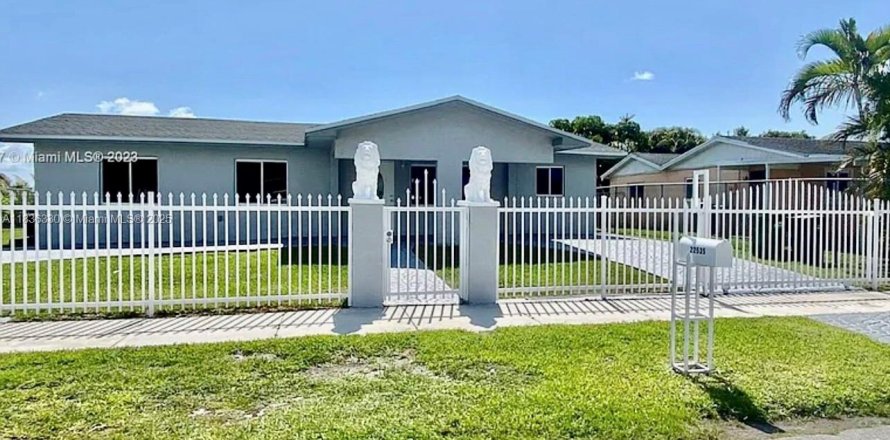 House in Miami, Florida 3 bedrooms, 124.49 sq.m. № 1819792