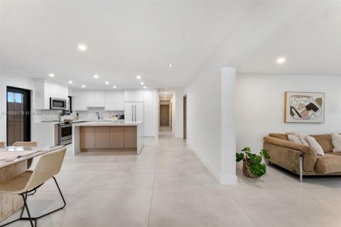 Villa ou maison à louer à Miami, Floride: 4 chambres, 246.93 m2 № 1941488 - photo 9