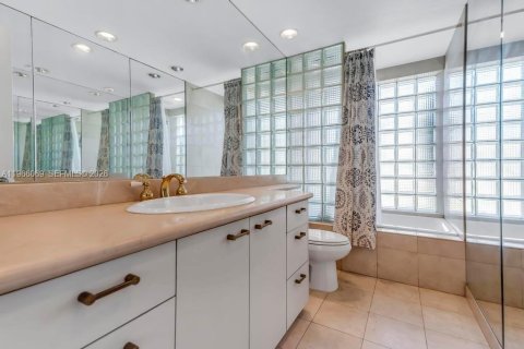 House in Hollywood, Florida 3 bedrooms, 181.9 sq.m. № 2027877 - photo 18