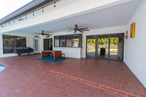 House in Hollywood, Florida 3 bedrooms, 181.9 sq.m. № 2027877 - photo 20