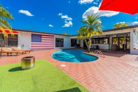 House in Hollywood, Florida 3 bedrooms, 181.9 sq.m. № 2027877 - photo 24