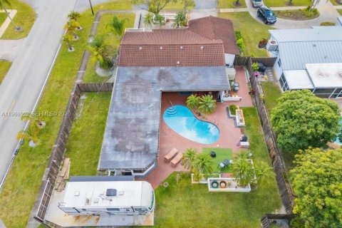 House in Hollywood, Florida 3 bedrooms, 181.9 sq.m. № 2027877 - photo 3