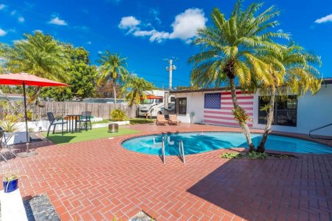 House in Hollywood, Florida 3 bedrooms, 181.9 sq.m. № 2027877 - photo 23