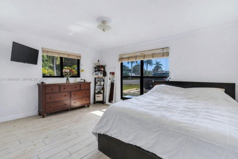 House in Hollywood, Florida 3 bedrooms, 181.9 sq.m. № 2027877 - photo 17