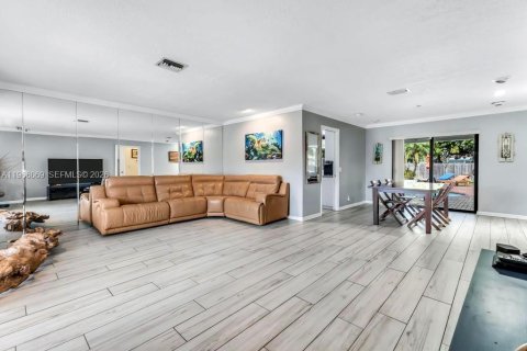 House in Hollywood, Florida 3 bedrooms, 181.9 sq.m. № 2027877 - photo 6