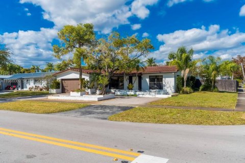 House in Hollywood, Florida 3 bedrooms, 181.9 sq.m. № 2027877 - photo 29