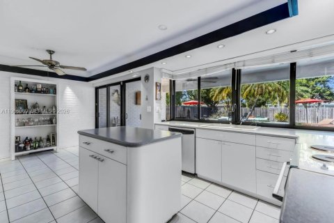 House in Hollywood, Florida 3 bedrooms, 181.9 sq.m. № 2027877 - photo 9