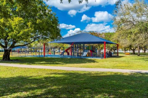 House in Hollywood, Florida 3 bedrooms, 181.9 sq.m. № 2027877 - photo 27