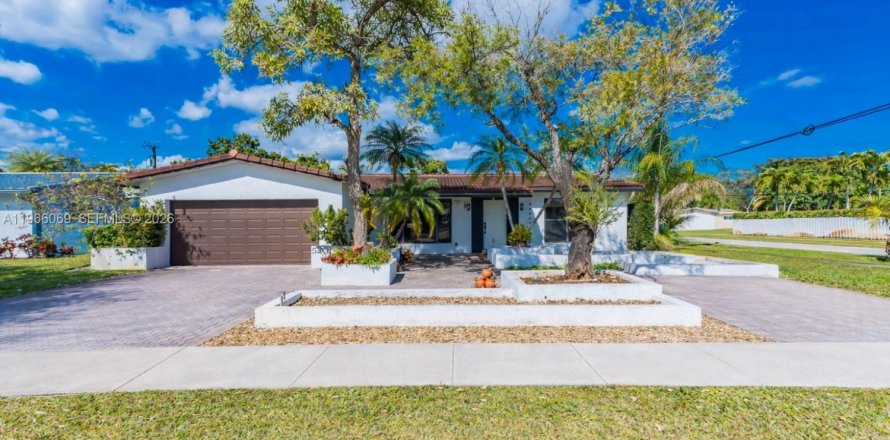 House in Hollywood, Florida 3 bedrooms, 181.9 sq.m. № 2027877