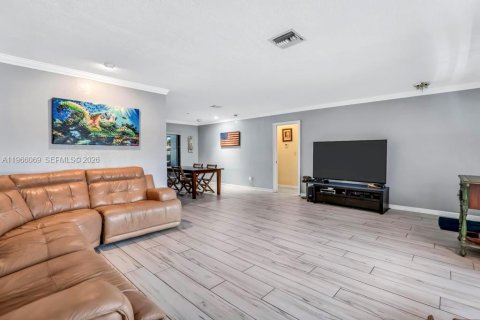 House in Hollywood, Florida 3 bedrooms, 181.9 sq.m. № 2027877 - photo 5