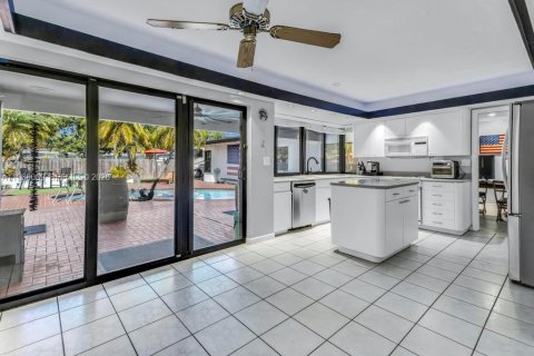 House in Hollywood, Florida 3 bedrooms, 181.9 sq.m. № 2027877 - photo 10