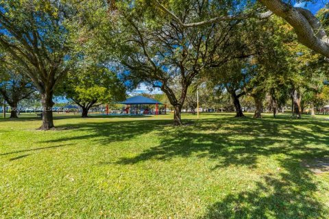 House in Hollywood, Florida 3 bedrooms, 181.9 sq.m. № 2027877 - photo 28