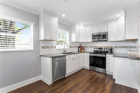 House in Tampa, Florida 3 bedrooms, 109.9 sq.m. № 2098521 - photo 7