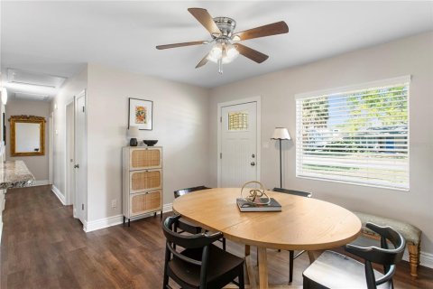 House in Tampa, Florida 3 bedrooms, 109.9 sq.m. № 2098521 - photo 3