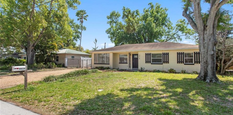 House in Tampa, Florida 3 bedrooms, 109.9 sq.m. № 2098521
