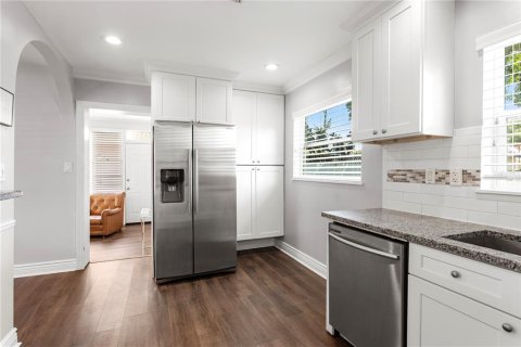 House in Tampa, Florida 3 bedrooms, 109.9 sq.m. № 2098521 - photo 9