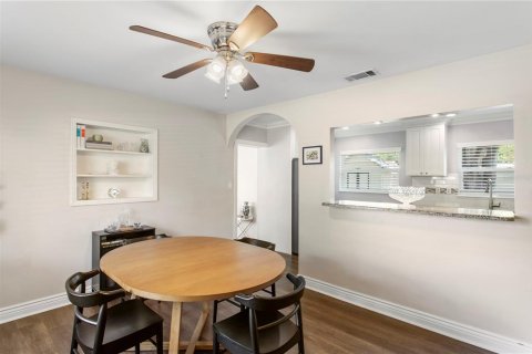 House in Tampa, Florida 3 bedrooms, 109.9 sq.m. № 2098521 - photo 5
