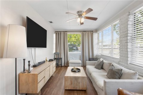 House in Tampa, Florida 3 bedrooms, 109.9 sq.m. № 2098521 - photo 11
