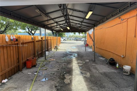 Commercial property in Miami, Florida № 1845729 - photo 4