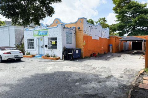 Commercial property in Miami, Florida № 1845729 - photo 1