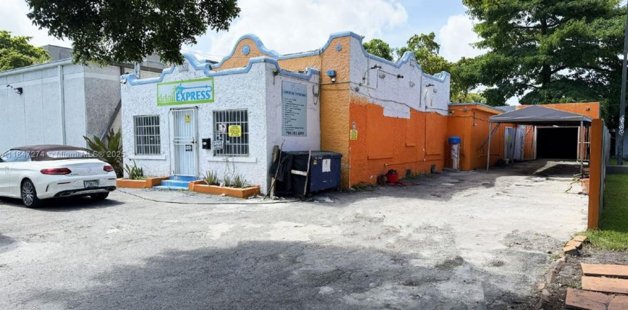 Commercial property in Miami, Florida № 1845729