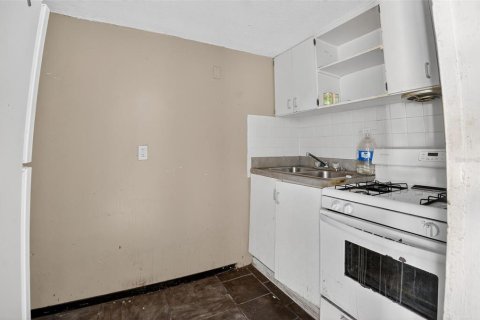 Propiedad comercial en venta en Daytona Beach, Florida, 4 dormitorios, 143.53 m2 № 1880578 - foto 16
