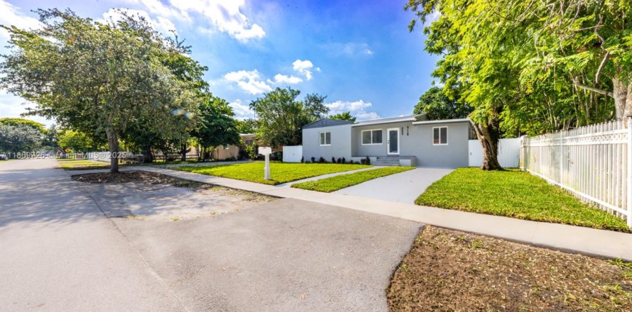 Villa ou maison à North Miami, Floride 4 chambres, 124.49 m2 № 1923378
