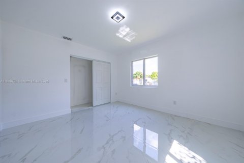 Villa ou maison à vendre à North Miami, Floride: 4 chambres, 124.49 m2 № 1923378 - photo 13