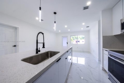 Villa ou maison à vendre à North Miami, Floride: 4 chambres, 124.49 m2 № 1923378 - photo 11