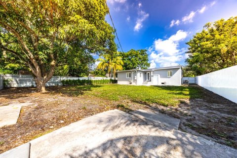 Villa ou maison à vendre à North Miami, Floride: 4 chambres, 124.49 m2 № 1923378 - photo 24