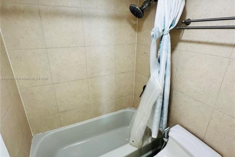 Condo in North Miami, Florida, 1 bedroom  № 1857166 - photo 11