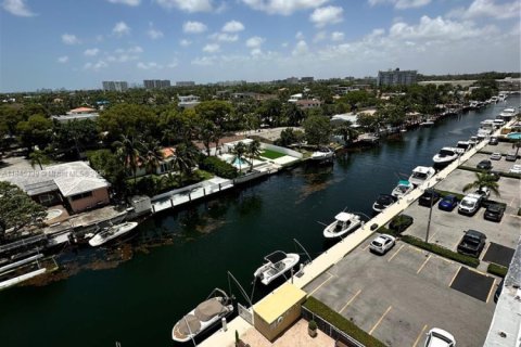 Condo in North Miami, Florida, 1 bedroom  № 1857166 - photo 1