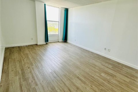 Condo in North Miami, Florida, 1 bedroom  № 1857166 - photo 7