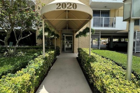 Condo in North Miami, Florida, 1 bedroom  № 1857166 - photo 3
