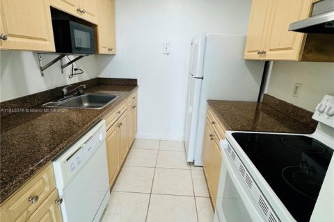 Condo in North Miami, Florida, 1 bedroom  № 1857166 - photo 4
