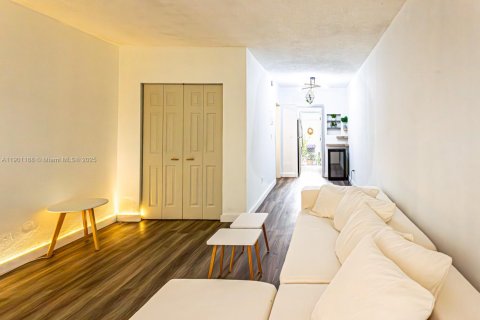 Condominio en venta en Miami Beach, Florida, 37.72 m2 № 1951498 - foto 4