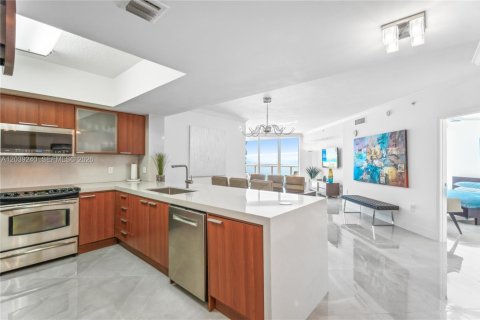 Condo in Sunny Isles Beach, Florida, 1 bedroom № 2087027 - photo 2