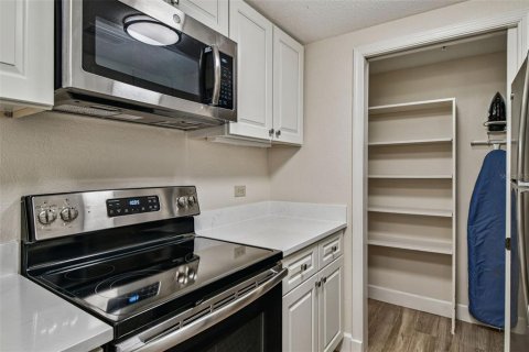 Condo in Palm Harbor, Florida, 1 bedroom  № 2121390 - photo 17