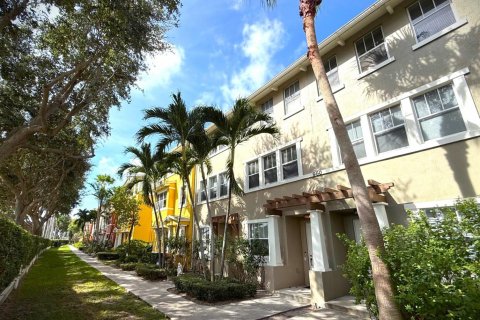 Townhouse in West Palm Beach, Florida 2 bedrooms, 134.52 sq.m. № 2400020 - photo 2
