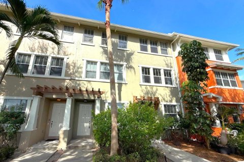 Townhouse in West Palm Beach, Florida 2 bedrooms, 134.52 sq.m. № 2400020