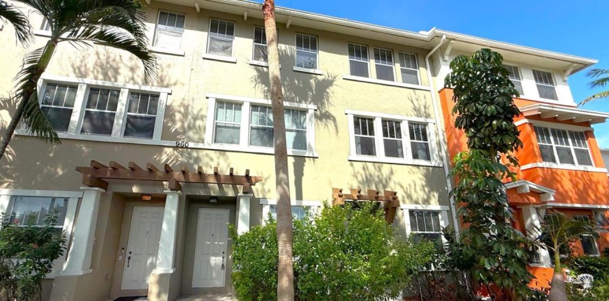 Townhouse in West Palm Beach, Florida 2 bedrooms, 134.52 sq.m. № 2400020