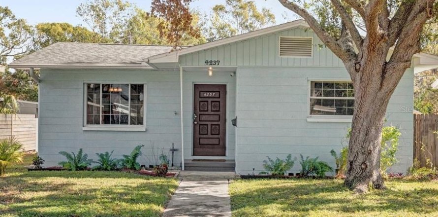 House in Saint Petersburg, Florida 2 bedrooms, 97.55 sq.m. № 2132695