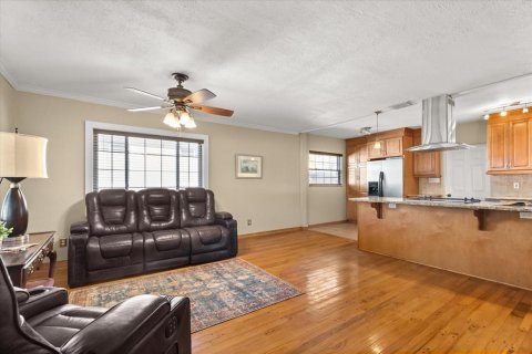 House in Saint Petersburg, Florida 2 bedrooms, 97.55 sq.m. № 2132695 - photo 4