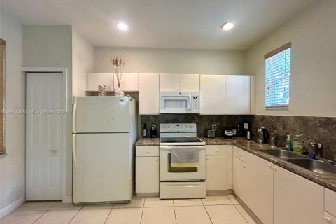 Condo in Royal Palm Beach, Florida, 3 bedrooms  № 1888932 - photo 15