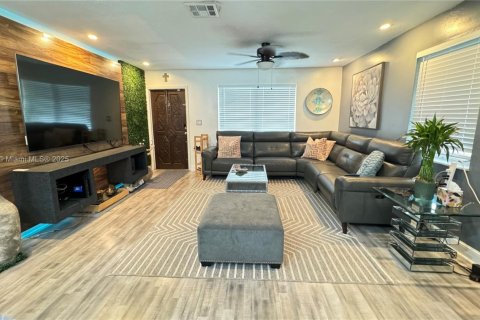 Villa ou maison à vendre à Miramar, Floride: 3 chambres, 115.94 m2 № 1838728 - photo 3