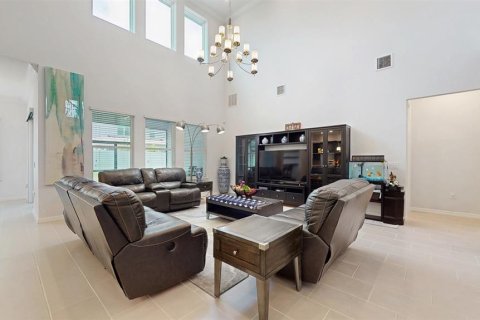 House in Orlando, Florida 4 bedrooms, 393.91 sq.m. № 1800079 - photo 2