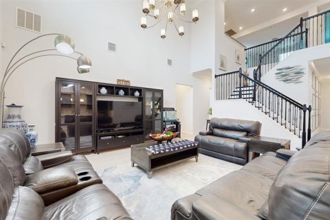 House in Orlando, Florida 4 bedrooms, 393.91 sq.m. № 1800079 - photo 3