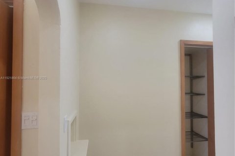 Condo in Miami Beach, Florida, 1 bedroom  № 1975801 - photo 16